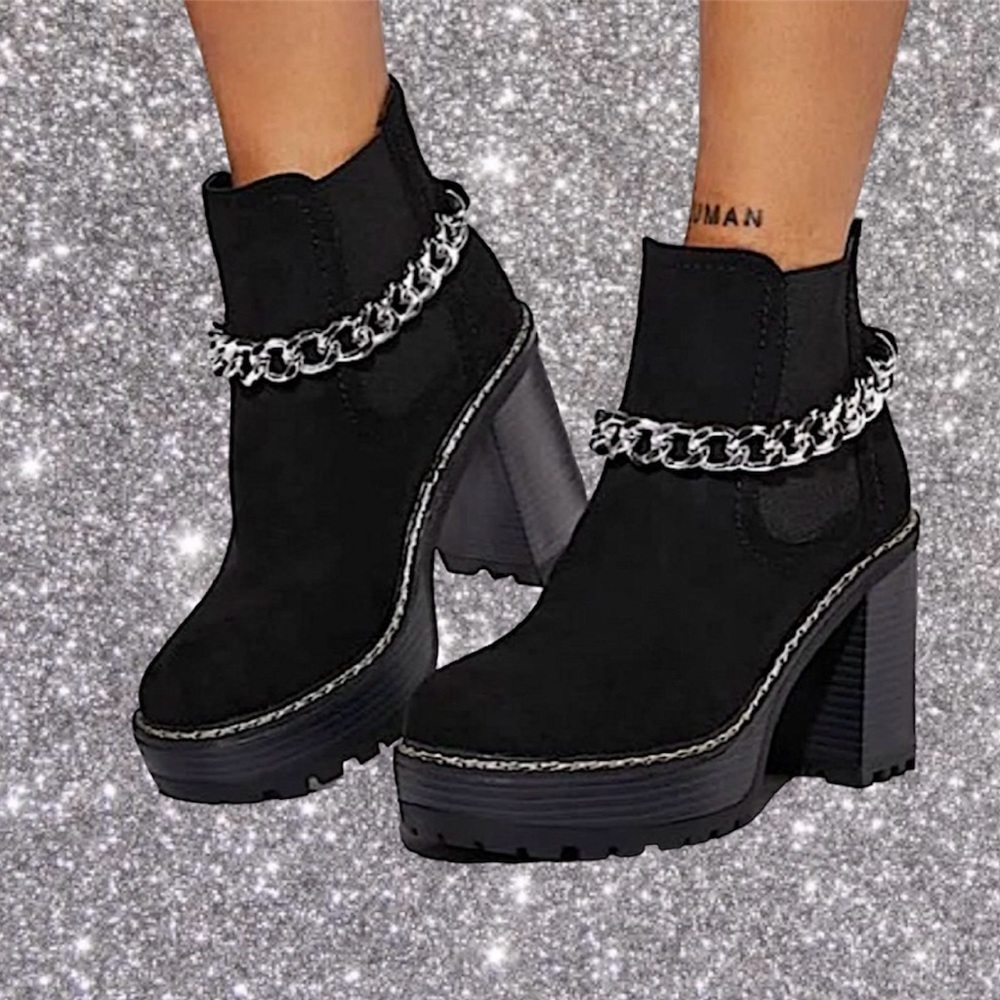 Olivia Miller
Women's Alyssa Chunky Heel Boot & Silver Chain